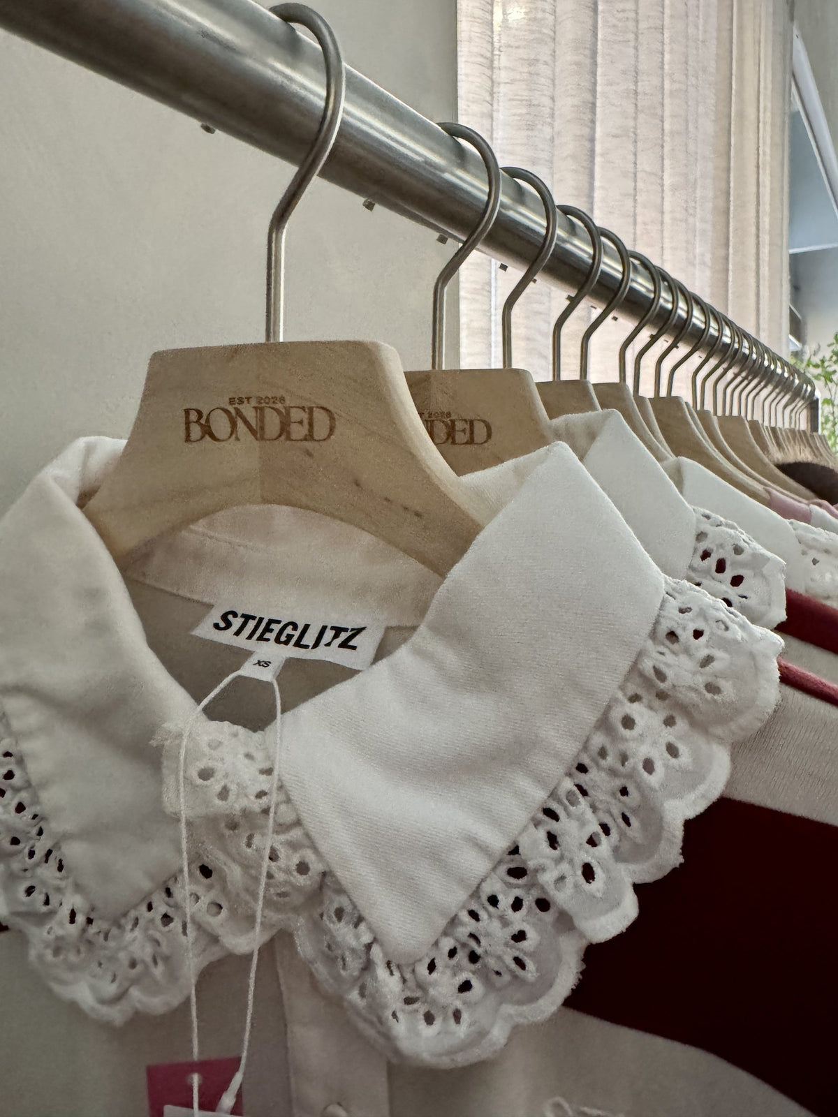 Kleding aan BONDED-hangers